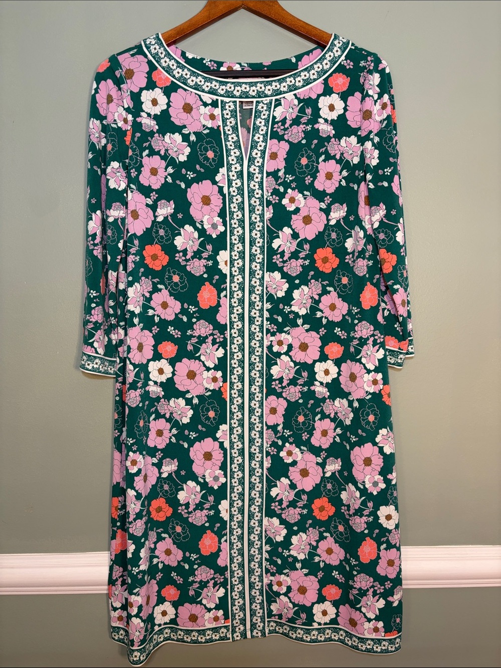 Wisp Size 10 Green Floral Shift Dress with 3/4 sleeves and keyhole